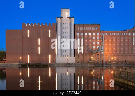 Duisburg, Germania - 19 luglio 2022: Vista panoramica del porto interno di Duisburg con il museo d'arte Kueppersmuehle Foto Stock