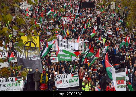 Londra, Inghilterra, Regno Unito. 9 dicembre 2023. Manifestanti su Victoria Embankment. Migliaia di persone hanno marciato in solidarietà con la Palestina nel centro di Londra, chiedendo un cessate il fuoco mentre la guerra Israele-Hamas continua. (Immagine di credito: © Vuk Valcic/ZUMA Press Wire) SOLO USO EDITORIALE! Non per USO commerciale! Foto Stock