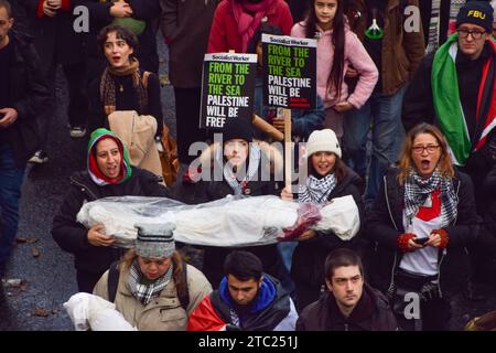 Londra, Inghilterra, Regno Unito. 9 dicembre 2023. Manifestanti su Victoria Embankment. Migliaia di persone hanno marciato in solidarietà con la Palestina nel centro di Londra, chiedendo un cessate il fuoco mentre la guerra Israele-Hamas continua. (Immagine di credito: © Vuk Valcic/ZUMA Press Wire) SOLO USO EDITORIALE! Non per USO commerciale! Foto Stock