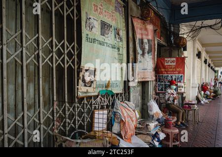 Bangkok, Thailandia. 8 dicembre 2023. Una vecchia pubblicità per il threading del viso è visibile su un muro in un salone di bellezza di strada in Charoen Krung Road. Chiamato "mang ming" in tailandese, il threading del viso è un antico metodo di depilazione originario della Cina, dell'India e del mondo arabo. Il metodo utilizza fili di cotone sottili come alternativa alla ceretta o alla pinzatura delle sopracciglia sottili e rimuove i peli superflui del viso. Credito: SOPA Images Limited/Alamy Live News Foto Stock