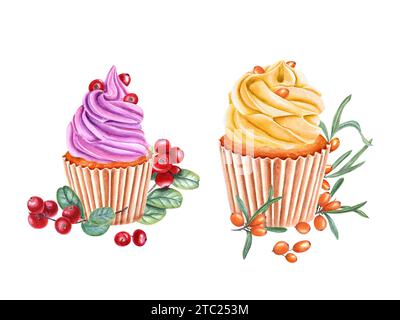 Set di cupcake in involucro di carta. Muffin decorato con rosa, crema all'arancia e frutti di bosco. Torta al forno, mirtillo. Cowberry, lingonberry. Sea Bucckthorn. Foto Stock