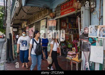 Bangkok, Thailandia. 8 dicembre 2023. I locali e i turisti thailandesi sono visti guardare un annuncio pubblicitario, in un salone di bellezza di strada sulla Charoen Krung Road. Chiamato "mang ming" in tailandese, il threading del viso è un antico metodo di depilazione originario della Cina, dell'India e del mondo arabo. Il metodo utilizza fili di cotone sottili come alternativa alla ceretta o alla pinzatura delle sopracciglia sottili e rimuove i peli superflui del viso. (Foto di Nathalie Jamois/SOPA Images/Sipa USA) credito: SIPA USA/Alamy Live News Foto Stock