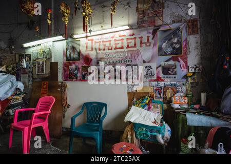 Bangkok, Thailandia. 8 dicembre 2023. Una pubblicità vista in un salone di bellezza di strada per il threading di bellezza del viso e dei massaggi, situato all'entrata di un santuario in Charoen Krung Road. Chiamato "mang ming" in tailandese, il threading del viso è un antico metodo di depilazione originario della Cina, dell'India e del mondo arabo. Il metodo utilizza fili di cotone sottili come alternativa alla ceretta o alla pinzatura delle sopracciglia sottili e rimuove i peli superflui del viso. (Foto di Nathalie Jamois/SOPA Images/Sipa USA) credito: SIPA USA/Alamy Live News Foto Stock