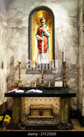 La statua e le reliquie di San Valentino all'interno della chiesa carmelitana di Whitefriar Street, una chiesa cattolica romana a Dublino, in Irlanda Foto Stock
