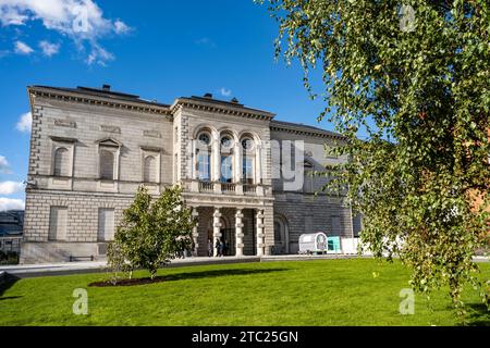 Facciata della National Gallery of Ireland, galleria d'arte con opere d'arte europee e irlandesi dall'epoca medievale a quella contemporanea, nel centro di Dublino, in Irlanda Foto Stock
