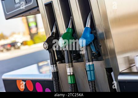 pompa a gas con prezzi in aumento, a simboleggiare l'aumento dei costi del carburante. Foto Stock