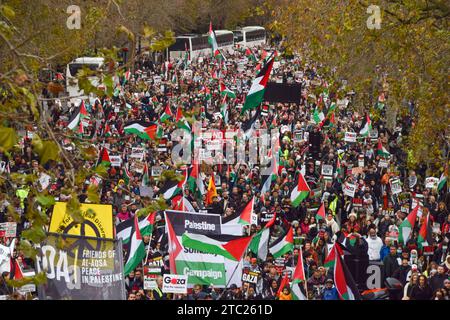 Londra, Regno Unito. 9 dicembre 2023. Manifestanti su Victoria Embankment. Migliaia di persone hanno marciato in solidarietà con la Palestina nel centro di Londra, chiedendo un cessate il fuoco mentre la guerra Israele-Hamas continua. Credito: Vuk Valcic/Alamy Live News Foto Stock