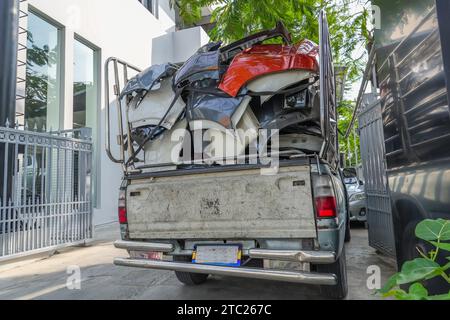 Rottamare il metallo e i parafanghi dell'auto nella parte posteriore di un pick-up Foto Stock