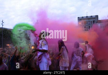 Street Arts Festival. Girovagando ballato 'Il colore del tempo" dalla società Artonik di Marsiglia a Rochefort, Francia Foto Stock