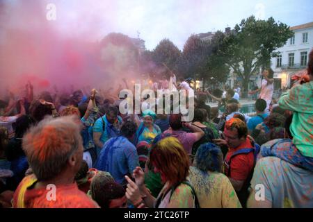 Street Arts Festival. Girovagando ballato 'Il colore del tempo" dalla società Artonik di Marsiglia a Rochefort, Francia Foto Stock