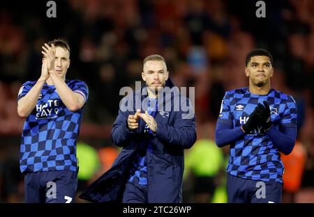 Tyreece John-Jules (a destra), Craig Forsyth (a sinistra) e Joe Ward (al centro) applaudono i tifosi dopo la partita della Sky Bet League One a Brisbane Road, Londra. Data immagine: Sabato 9 dicembre 2023. Foto Stock