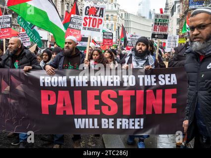 Londra, Regno Unito. 9 dicembre 2023: I manifestanti musulmani pro-palestinesi tengono uno striscione che dice "dal fiume al mare..." e cantare a una dimostrazione che chiede Foto Stock