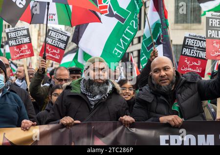 Londra, Regno Unito. 9 dicembre 2023: I manifestanti musulmani pro-palestinesi tengono uno striscione e cantano in una manifestazione che chiede la fine degli attacchi israeliani a Gaza. Foto Stock