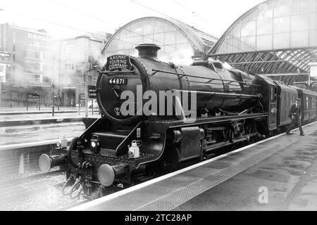 La Railway Touring Company 'Lincoln Christmas Express. Trainato da Black 5 Locomotive 44871 nella stazione di Kings Cross. Foto Stock