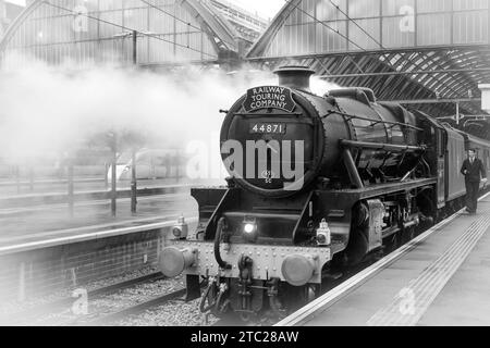 La Railway Touring Company 'Lincoln Christmas Express. Trainato da Black 5 Locomotive 44871 nella stazione di Kings Cross. Foto Stock