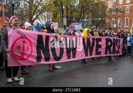Londra, Regno Unito. 9 dicembre 2023: Gli attivisti della Coalizione per la giustizia climatica protestano fuori dalla sede centrale di Londra della BP al '#NowWeRise – Day of Action for Climate Jus Foto Stock