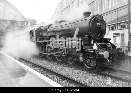 La Railway Touring Company 'Lincoln Christmas Express. Trainato da Black 5 Locomotive 44871 nella stazione di Kings Cross. Foto Stock