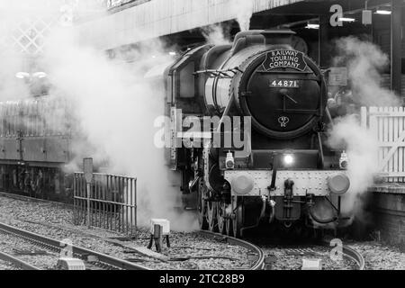 La Railway Touring Company 'Lincoln Christmas Express. Trainato da Black 5 Locomotive 44871 nella Lincoln Station Foto Stock