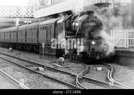 La Railway Touring Company 'Lincoln Christmas Express. Trainato da Black 5 Locomotive 44871 nella Lincoln Station Foto Stock