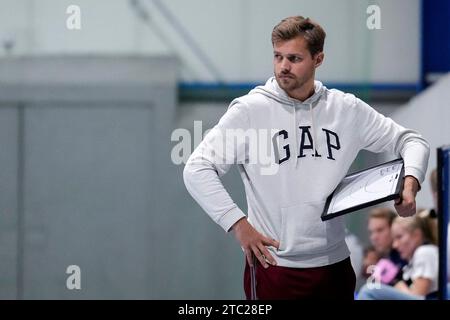 Mannheim, Deutschland. 10 dicembre 2023. Jakob Cyrus (Trainer, Cheftrainer, MSC), Einzelbild, Einzelfoto, Aktion, Action, 10.12.2023, Mannheim (Deutschland), Hallenhockey, 1) Bundesliga Süd, Damen, Feudenheimer HC - Münchner SC/dpa/Alamy Live News Foto Stock