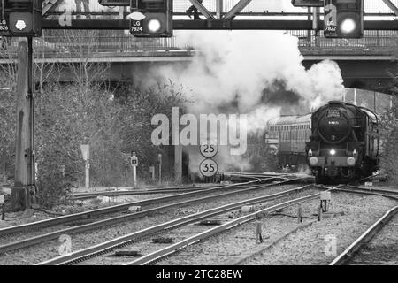 La Railway Touring Company 'Lincoln Christmas Express. Trainato da Black 5 Locomotive 44871 nella Lincoln Station Foto Stock