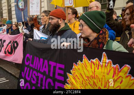 Londra, Regno Unito. 9 dicembre 2023: Gli attivisti della Coalizione per la giustizia climatica protestano fuori dalla sede centrale di Londra della BP al '#NowWeRise – Day of Action for Climate Jus Foto Stock