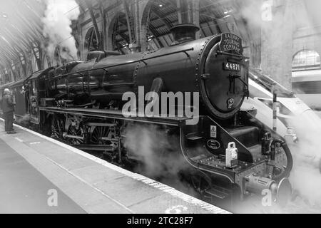 La Railway Touring Company 'Lincoln Christmas Express. Trainato da Black 5 Locomotive 44871 nella stazione di Kings Cross. Foto Stock