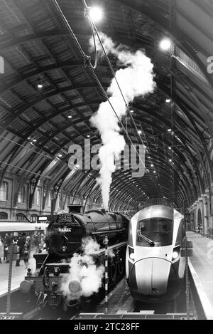 La Railway Touring Company 'Lincoln Christmas Express. Trainato da Black 5 Locomotive 44871 e dal treno LNER Azuna nella stazione di Kings Cross. Foto Stock