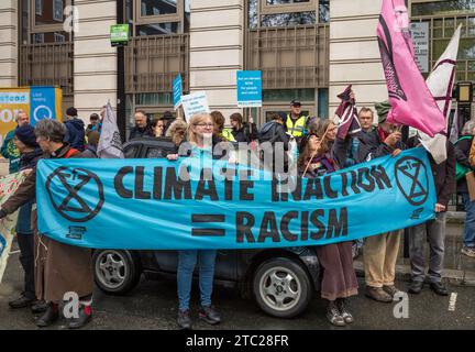 Londra, Regno Unito. 9 dicembre 2023: Gli attivisti della Coalizione per la giustizia climatica protestano fuori dalla sede centrale di Londra della BP al '#NowWeRise – Day of Action for Climate Jus Foto Stock