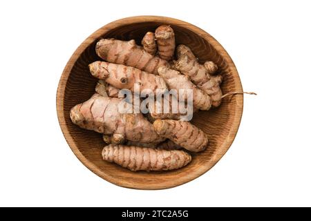 Radici intere di curcuma nel recipiente. Spezia di curcuma cruda fresca, isolata su bianco. Vista dall'alto, base piatta. Foto Stock