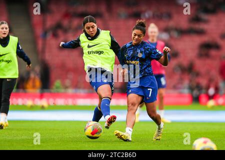 Londra, Regno Unito. 10 dicembre 2023. Sam Kerr del Chelsea si sta riscaldando prima del calcio d'inizio insieme a Jess Carter del Chelsea durante la partita Arsenal Women FC contro Chelsea Women FC WSL all'Emirates Stadium di Londra, Inghilterra, Regno Unito il 10 dicembre 2023Sam Kerr Credit: Every Second Media/Alamy Live News Foto Stock
