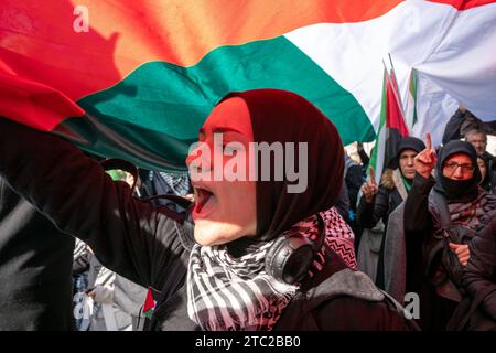 Fatih, Istanbul, Turchia. 10 dicembre 2023. Il popolo pro-palestinese grida gli slogan mentre marciano da Piazza Beyazit alla grande Moschea di Hagia Sofia a Istanbul il DecemberÂ 10,Â 2023. (Immagine di credito: © tolga Uluturk/ZUMA Press Wire) SOLO USO EDITORIALE! Non per USO commerciale! Crediti: ZUMA Press, Inc./Alamy Live News Foto Stock