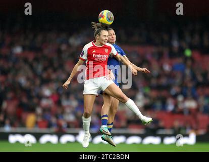 Caitlin Foord dell'Arsenal (a sinistra) e Eve Perisset del Chelsea combattono per la palla durante la partita di Super League femminile Barclays all'Emirates Stadium di Londra. Data immagine: Domenica 10 dicembre 2023. Foto Stock