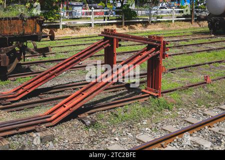 Una barriera utilizzata per fermare un treno su un binario ferroviario Foto Stock