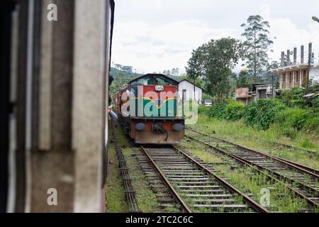Un vecchio treno usato in Sri Lanka. (30 anni). In attesa dell'arrivo dei passeggeri Foto Stock
