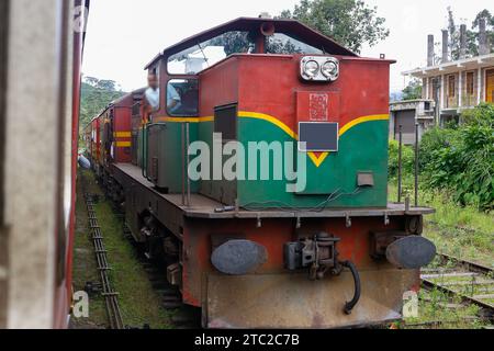 Un vecchio treno usato in Sri Lanka. (30 anni). In attesa dell'arrivo dei passeggeri Foto Stock