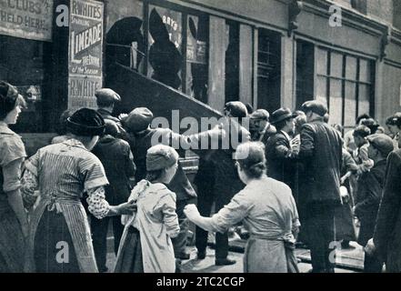 RIVOLTE ANTI-TEDESCHE Una folla attacca un negozio di mobili di proprietà tedesca nell'est di Londra intorno al 1915 Foto Stock