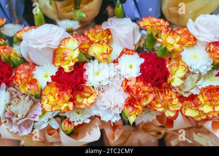 Fiori assortiti, crisantemo, garofano rosa lisianthus multicolor Foto Stock