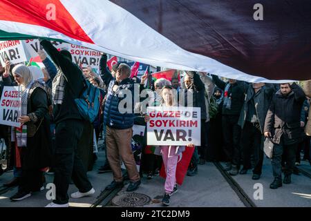 Fatih, Istanbul, Turchia. 10 dicembre 2023. Una ragazza tiene striscioni mentre marciano da Piazza Beyazit alla grande Moschea di Hagia Sofia a Istanbul il DecemberÂ 10,Â 2023. (Immagine di credito: © tolga Uluturk/ZUMA Press Wire) SOLO USO EDITORIALE! Non per USO commerciale! Crediti: ZUMA Press, Inc./Alamy Live News Foto Stock