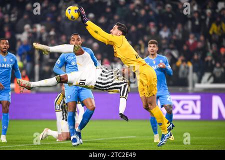 Weston McKennie (Juventus), Alex Meret (SSC Napoli) durante la partita di serie A tra Juventus FC e SSC Napoli allo stadio Allianz, il 9 Dece Foto Stock