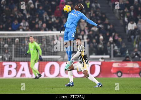 Victor Osimhen (SSC Napoli), Bremer (Juventus) durante la partita di serie A tra Juventus FC e SSC Napoli allo stadio Allianz, il 9 dicembre Foto Stock