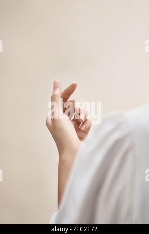 Immagine di belle mani delle donne che provano cosmetici, belle mani con cosmetici Foto Stock