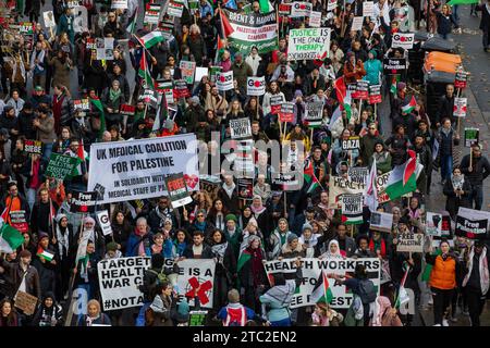 Londra, Regno Unito. 9 dicembre 2023. Gli operatori sanitari partecipano a una marcia nazionale per la Palestina per chiedere un cessate il fuoco permanente a Gaza. La marcia, dalla città di Londra a Westminster, è stata organizzata da Palestine Solidarity Campaign, Stop the War Coalition, Friends of al-Aqsa, Muslim Association of Britain, Palestinian Forum in Britain e CND. Crediti: Mark Kerrison/Alamy Live News Foto Stock