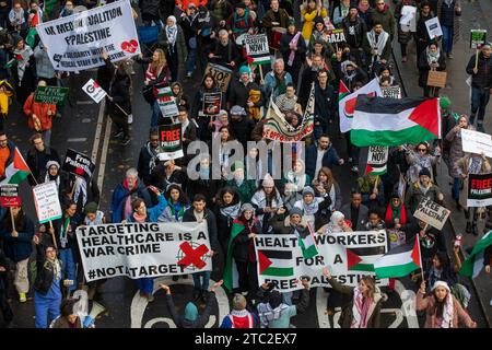 Londra, Regno Unito. 9 dicembre 2023. Gli operatori sanitari partecipano a una marcia nazionale per la Palestina per chiedere un cessate il fuoco permanente a Gaza. La marcia, dalla città di Londra a Westminster, è stata organizzata da Palestine Solidarity Campaign, Stop the War Coalition, Friends of al-Aqsa, Muslim Association of Britain, Palestinian Forum in Britain e CND. Crediti: Mark Kerrison/Alamy Live News Foto Stock