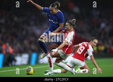 Lauren James del Chelsea, affrontata da Steph Catley e Caitlin Foord dell'Arsenal durante la partita di Super League femminile Barclays all'Emirates Stadium di Londra. Data immagine: Domenica 10 dicembre 2023. Foto Stock