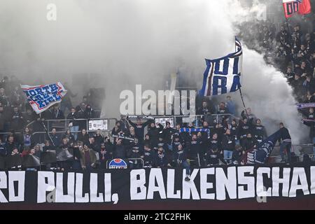 Es qualmt im Gaesteblock. Fortuna Duesseldorf contro Holstein Kiel, Fussball, 2. Bundesliga, 16 anni. Spieltag, Saison 2023/2024, 10.12.2023 DFB/DFL Regulations vieta qualsiasi uso di fotografie come sequenze di immagini e/o quasi-video foto: Eibner-Pressefoto/Thomas Haesler Foto Stock