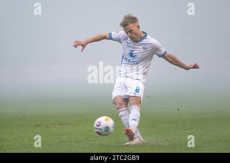 Rostock, Deutschland 10. Dicembre 2023: 2. BL - 2023/2024 - FC Hansa Rostock vs. FC Schalke 04 IM Bild: Simon Rhein (Hansa Rostock) /// le normative DFL vietano qualsiasi uso di fotografie come sequenze di immagini e/o quasi-video. /// Foto Stock