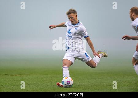 Rostock, Deutschland 10. Dicembre 2023: 2. BL - 2023/2024 - FC Hansa Rostock vs. FC Schalke 04 IM Bild: Simon Rhein (Hansa Rostock) /// le normative DFL vietano qualsiasi uso di fotografie come sequenze di immagini e/o quasi-video. /// Foto Stock