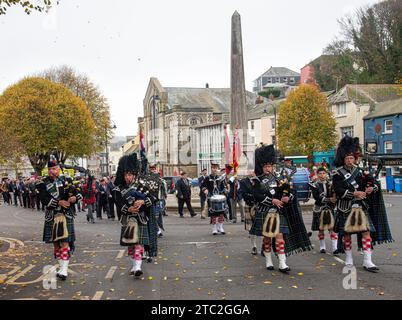 Falmouth ricorda i caduti nel giorno della memoria 2023 con una sfilata di forze militari e la cerimonia di posa di una corona a Kimberly Park. Foto Stock