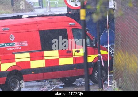 Highgate Road, Birmingham 10 dicembre 2023 - Una donna di vent'anni è morta dopo che la BMW che guidava era in collisione con un taxi nella zona di Sparkbrook a Birmingham poco prima delle 2 di domenica mattina. La polizia e i vigili del fuoco erano ancora sulla scena a mezzogiorno per indagare. Un grande schermo blu copriva l'incidente su un lato sotto un ponte ferroviario e due veicoli antincendio del supporto tecnico bloccavano l'altro lato. Credito: Stop Press Media/Alamy Live News Foto Stock